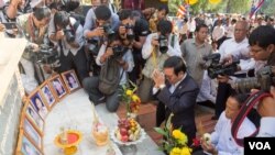 Kem Sokha, president of the opposition party, at a commemorative ceremony for those killed in the 1997 grenade attack at a stupa in Wat Botum park in Phnom Penh, Cambodia, Thursday, 30 March 2017. (Hean Socheata/VOA Khmer)