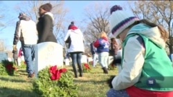 У США перед Різдвом могили на військових кладовищах прикрашають різдвяними вінками. Відео