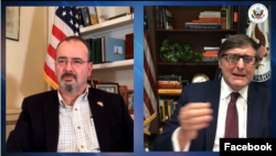 Specijalni izaslanik američkog Stejt departmenta za Zapadni Balkan Metju Palmer (desno) i ambasador Sjedinjenih Država u Srbiji Entoni Godfri tokom razgovora za građanima preko Fesbuka, u Beogradu, 15. marta 2021. (Foto: VOA/Screenshot)