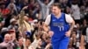 Luka Doncic (77) des Dallas Mavericks célèbre après un panier contre les Minnesota Timberwolves, Dallas, le 25 décembre 2024. 