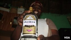 A shebeen owner about to pour a customer a shot of gin in a tavern in Bulungula (D. Taylor/VOA)