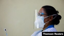 Las personas reciben la vacuna Johnson & Johnson contra la enfermedad del coronavirus (COVID-19) en el Centro Khagendra New Life de la Asociación de Discapacitados de Nepal en Katmandú.