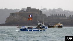 Kapal-kapal nelayan Prancis berlayar di dekat pelabuhan Saint Helier, Pulau Jersey milik Inggris (foto: dok). 