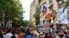 Suasana Panggung Indonesian Street Festival yang diadakan di 68th street antara Madison Avenue dan Fifth Avenue, Manhattan, New York, 25 Agustus 2018. (Foto: Naratama Rukmananda/ VOA)