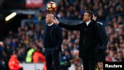 L'entraîneur du Real Madrid Zinedine Zidane et l'entraîneur de Barcelone Luis Enrique lors du "Clasico Barcelone-Real Madrid, au stade Nou Camp, Barcelone, 3 décembre 2016.