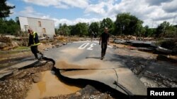 Jalan rusak terlihat di kawasan yang terkena banjir menyusul hujan deras di Bad Neuenahr-Ahrweiler, Jerman, 15 Juli 2021. (Foto: REUTERS/Wolfgang Rattay)