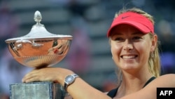 Maria Sharapova célèbre son titre de championne du Masters de Rome, Italie, le 20 mai 2012. (Photo by Andreas SOLARO / AFP)