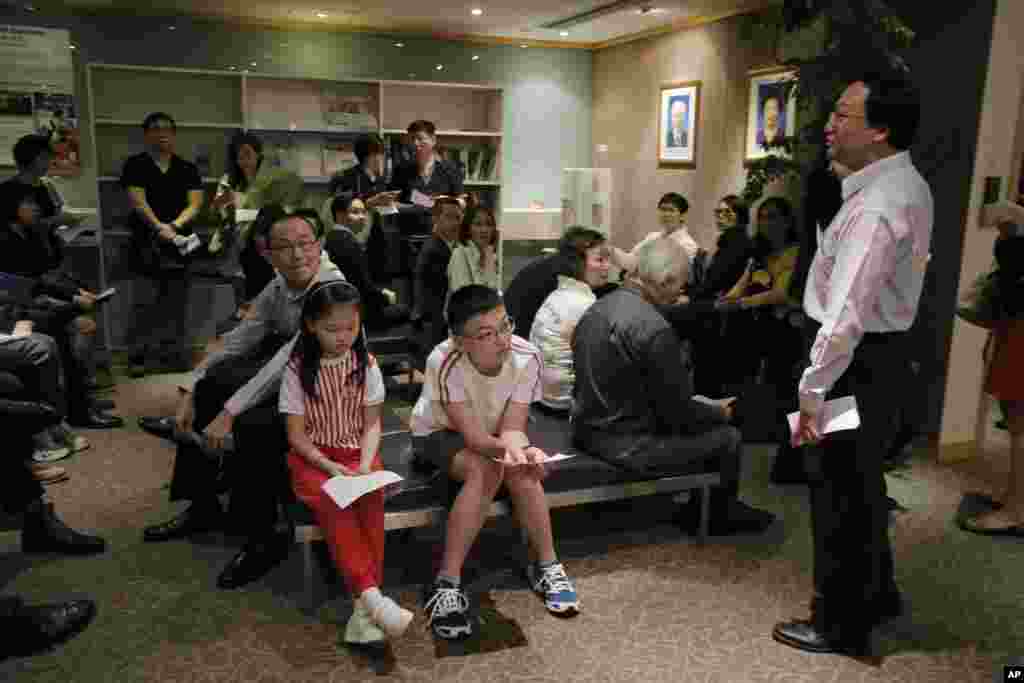 Mourners gather at the consulate-general to pay respects to late Singapore founder Lee Kuan Yew in Hong Kong, March 23, 2015.