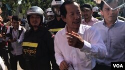 រូបឯកសារ៖ លោក រ៉ុង ឈុន ដែល​ជា​ប្រធាន​សហភាព​សហជីព​កម្ពុជា ត្រូវបាន​ក្រុម​សន្តិសុខ​បង្ខំ​ឲ្យ​ចាកចេញ​ពី​ម៉ាត​របស់​ស្ថានីយ៍​ប្រេងឥន្ធនៈ​កាល់តិច (Caltex) ជាទី​ដែល​លោក កែម ឡី ត្រូវបាន​ឃាតករ​បាញ់​សម្លាប់​ក្នុង​ខណ្ឌចំការមន រាជធានី​ភ្នំពេញ ថ្ងៃទី១០ ខែកក្កដា ឆ្នាំ២០១៩។ (ហ៊ុល រស្មី/វីអូអេ)