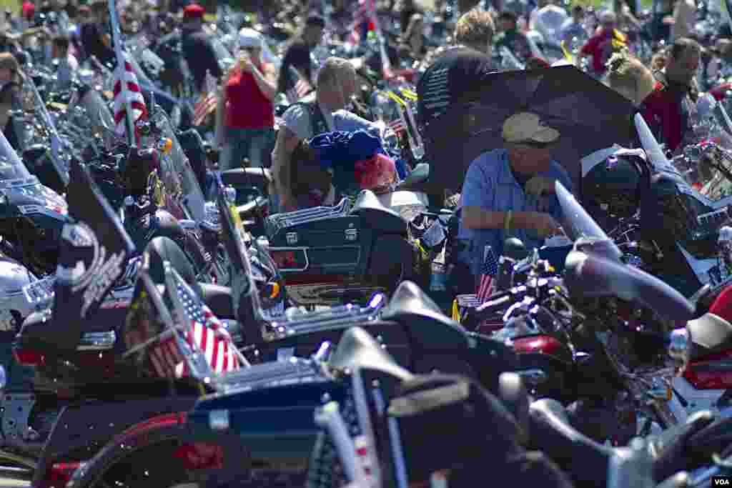 Participants get ready for the Rolling Thunder 'Ride for Freedom,' May 25, 2014. (Dimitris Manis/VOA)