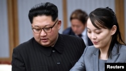El líder norcoreano, Kim Jong Un, y su hermana Kim Yo Jong durante una reunión con el presidente de Corea del Sur, Moon Jae In el 27 de abril de 2018.