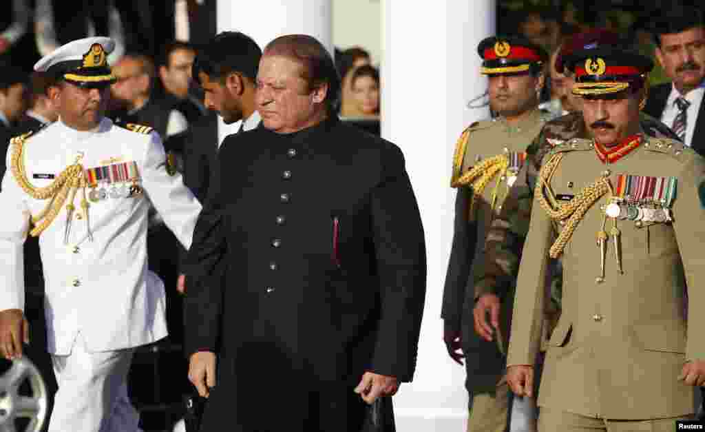 Pakistan's newly elected Prime Minister Nawaz Sharif (C) arrives to inspect the guard of honor during a ceremony at the prime minister's residence after being sworn-in, in Islamabad, June 5, 2013. 