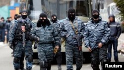 Para anggota polisi anti huru-hara "Berket" bersiap meninggalkan barak mereka di Kyiv, 22 Februari 2014 (Foto: dok).