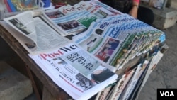 Newsstands behind Langka pagoda, along Pasteur street in Phnom Penh, Cambodia on September 27, 2015. Every morning, lots of customers come to buy or read newspapers there to know what is happening in the society. (Oum Sonita/VOA Khmer)