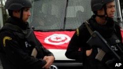 Des policiers tunisiens montent la garde suite à une attaque par des hommes armés à Tunis, le 20 mars 2015.