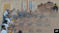 Boceto de enero de 2009 -revisado por el Pentágono- que muestra, de arriba a la izquierda a Khalid Shaikh Mohammad; Walid bin Attash; Ramzi bin al Shibh; Ali Abdul Aziz Ali, y otros acusados por crímenes de guerra en la Base Naval de EE. UU. en Cuba. 