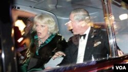El coche del príncipe Charles y Camilla fue atacado por los manifestantes en Londres.