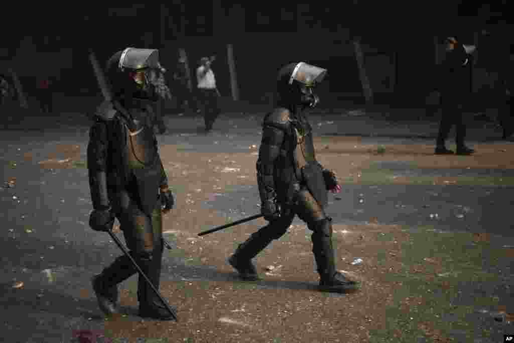 Egyptian riot police move into position during clashes with supporters of ousted President Mohamed Morsi, Cairo, Oct. 6, 2013.