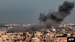 Стовп диму здіймається після ізраїльського бомбардування міста Рафах на півдні смуги Гази, 11 лютого 2024 року. (Фото: SAID KHATIB / AFP)