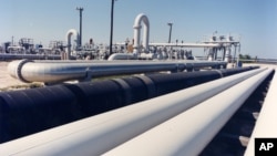 Pipa-pipa minyak mentah di kota Freeport, Texas (foto: ilustrasi). Kawasan Teluk Meksiko di Texas merupakan seperlima keluaran minyak mentah dan separuh kapasitas penyulingan minyak di Amerika.