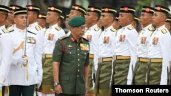 Raja Malaysia, Al-Sultan Abdullah Ri'ayatuddin Al-Mustafa Billah Shah, memeriksa seorang penjaga selama perayaan kemerdekaan ke-62 di Putrajaya. (Foto: Reuters)
