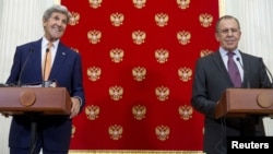 Russian Foreign Minister Sergei Lavrov, right, and U.S. Secretary of State John Kerry attend a news conference at the Kremlin in Moscow, Russia, March 24, 2016.