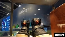 La paire de baskets Nike Yeezy 1 de Kanye west exposée à Hong Kong, le 16 avril 2021.