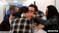 အစ္စရေးလ်နှင့် ပါလက်စတိုင်းအကြား အကျဥ်းသားလဲလှယ်ရေး အစီအစဥ်အရ​ ပြန်လည်လွတ်မြောက်လာပြီး မိသားစုနှင့် ဆုံတွေ့နေသည့် ဓားစာခံ ဖမ်းဆီးခံခဲ့ရသူတဦး။ (ဖေဖော်ဝါရီ ၂၂၊​ ၂၀၂၅)​ (Reuters)