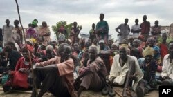 Des Sud-soudanais, déplacés par le conflit qui sévit depuis fin 2013, à l'extérieur d'un camp protégé par l'ONU, à Bentiu, au Soudan du Sud, le 18 juin 2017.