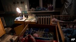 Deca bez roditelja na dečjem odeljenju bolnice u Hersonu, 22. novembar 2022.