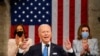 El presidente Joe Biden, se dirige al Congreso entre los aplausos de la vicepresidenta Kamala Harris y de la presidenta de la Cámara de Representantes, Nancy Pelosi, el 28 de abril de 2021.