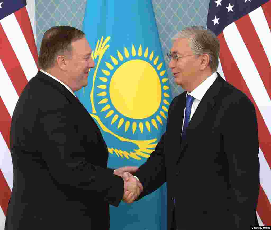 2-fevral kuni AQSh Davlat kotibi Mayk Pompeo Nur-Sultonda Qozog'iston Prezident Qosim-Jo'mart Tokayev, Tashqi ishlar vaziri Muxtor Tleuberdi bilan muloqot qildi. Pompeo Ameriika elchixonasida ham bo'ldi. Uyg'ur oilalar bilan ham uchrashdi. AQSh Qozog'iston va qo'shni davlatlarni Xitoyga biror uyg'urni topshirmaslikka chaqirmoqda.
