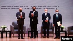 Representantes del Gobierno y la oposición de Venezuela posan junto al canciller de México, Marcelo Ebrard, y el mediador de Noruega, Dag Nylander, durante los diálogos en la Ciudad de México el 13 de agosto de 2021.