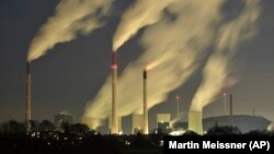 Asap mengepul dari cerobong pembangkit listrik tenaga batu bara E.ON di Gelsenkirchen, Jerman. AS dan Uni Eropa melakukan sebuah usaha diplomatik agar banyak negara berkomitmen untuk mengurangi emisi gas metana. (Foto: AP/Martin Meissner)