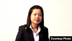 កញ្ញា អ៊ី ម៉ាណូកា គឺជា​និស្សិត​ស្រី​ឆ្នើម​ម្នាក់​ក្នុង​ចំណោម​និស្សិត​ទាំង​អស់ ដែល​បាន​ប្រឡង​ជាប់​ជា​ចៅក្រមនាពេលថ្មីៗ។ បច្ចុប្បន្ន ម៉ាណូកា ​កំពុង​ចុះ​កម្មសិក្សា​រយៈពេល​មួយ​ឆ្នាំ មុន​នឹង​ចាប់​ផ្តើម​បំពេញ​វិជ្ជាជីវៈ​របស់​នាង​ជា​ចៅក្រម​ពេញ​សិទ្ធិ។ (រួបថតផ្តល់