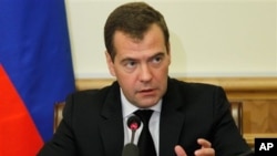 PM Rusia Dmitry Medvedev mendukung razia polisi Rusia atas rumah seorang pembuat film dokumenter politik (foto: dok). 