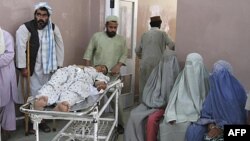 Người bị thương trong vụ nổ ở thị trấn Panjwai trong tỉnh Kandahar được đưa vào bệnh viện, ngày 24/5/2011