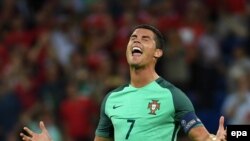 Cristiano Ronaldo célèbre la victoire du Portugal, son équipe, en match de demi-finale de l’Euro 2016 contre le Pays de Galles, au Stade de Lyon à Lyon, France, 06 Juillet 2016. epa/ FILIP SINGER