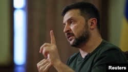 Украинскиот претседател Зеленски зборува за време на интервју во Киев