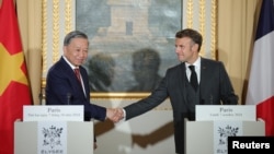 Tổng thống Pháp Emmanuel Macron (phải) và Chủ tịch nước Việt Nam Tô Lâm bắt tay nhau trong cuộc họp báo chung tại Điện Elysee ở Paris, Pháp, ngày 7/10/2024.