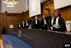 Para hakim tiba di Mahkamah Internasional (ICJ) untuk mendengarkan permintaan Afrika Selatan mengenai gencatan senjata Gaza, di Den Haag, 24 Mei 2024, (Nick Gammon / AFP)