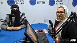 রেডিও বেগমের এক স্টুডিওতে স্টেশনের পরিচালক সাবা চমন (ডানে) ও তার সহকর্মী কাজ করছেন। কাবুল, আফগানিস্তান। ফাইল ফটোঃ ২৮ নভেম্বর, ২০২১।