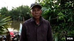 លោក សន ទូច ជាកសិករក្នុងស្រុកព្រៃនប់ ខេត្តព្រះសីហនុ ដែលរងគ្រោះដោយសារទឹកប្រៃតាមព្រែកសមុទ្រ ហូរចូលស្រែរបស់អ្នកស្រី។ (លាស់ លីបលីប/VOA Khmer)