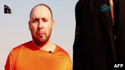 An image grab taken from a video released by the Islamic State (IS) and identified by private terrorism monitor SITE Intelligence Group purportedly shows U.S. freelance writer Steven Sotloff dressed in orange and on his knees in a desert landscape speaking to the camera before being beheaded by a masked militant (R).