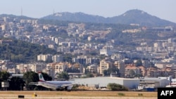 Sebuah pesawat milik maskapai penerbangan nasional Lebanon, Middle East Airlines (MEA), bersiap untuk lepas landas dari Bandara Internasional Beirut, 5 Agustus 2024. (Foto: AFP)