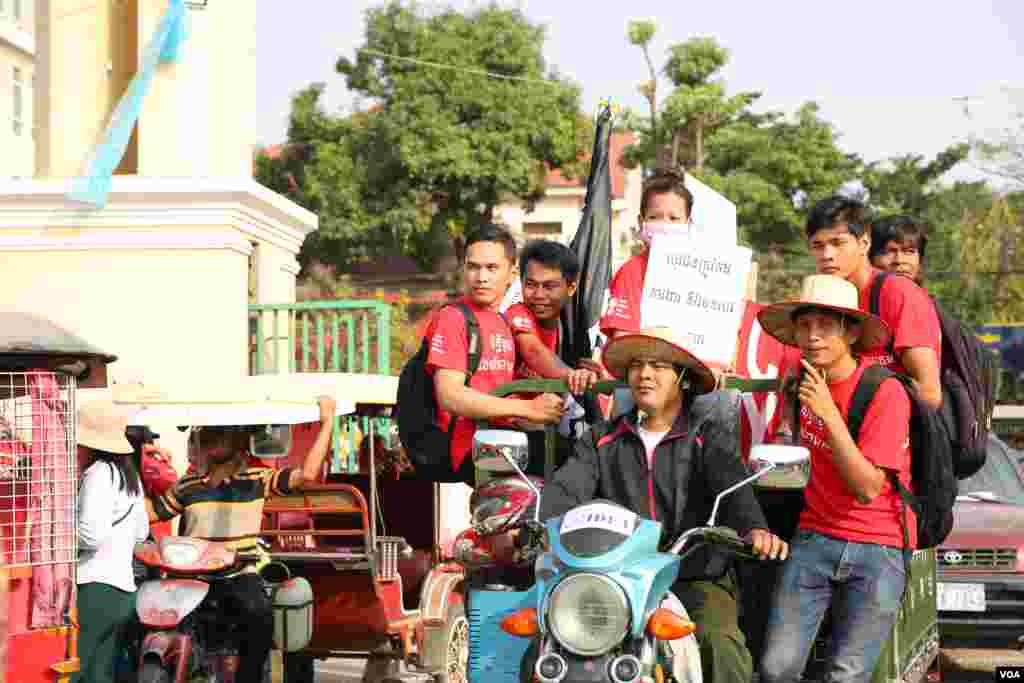 ក្រុមយុវជននិងកម្មករចូលរួមប្រារព្ធទិវាពលកម្មអន្តរជាតិខួបលើកទី១៣០នៅពហុកីឡាដ្ឋានជាតិអូឡាំពិច ក្រោមប្រធានបទ&laquo;សិទ្ធិកម្មករនិងសេរីភាពសមាគម&raquo; នៅថ្ងៃទី១ ខែឧសភា នៅទីក្រុងភ្នំពេញ។ កម្មករប្រមូលផ្ដុំគ្នាដើម្បីទាមទារឲ្យរដ្ឋាភិបាលតម្លើងប្រាក់ឈ្នូលអប្បបរិមា លក្ខ័ណ្ឌការងារនិងសិទ្ធិសហជីព។ (ឡេង ឡែន/VOA)