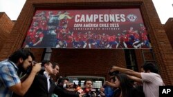 Le procureur Carlos Gajardo, centre, parle aux médias de l'enquête sur l'ancien président de l'Association nationale du football professionnel (ANFP), Sergio Jadue, à Santiago, Chili, 3 décembre 2015. 