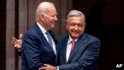 El presidente Joe Biden es recibido por el presidente mexicano Andrés Manuel López Obrador cuando en el Palacio Nacional en la Ciudad de México, México, el lunes 9 de enero de 2023. (Foto AP/Andrew Harnik)