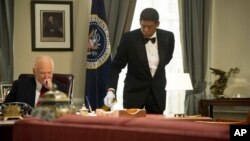 Robin Williams as Dwight Eisenhower, left, and Forest Whitaker as Cecil Gaines in a scene from "Lee Daniels' The Butler," undated film image released by The Weinstein Company.