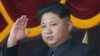 Lãnh tụ Bắc Triều Tiên Kim Jong Un xem một cuộc diễu hành quân sự ở Bình Nhưỡng.